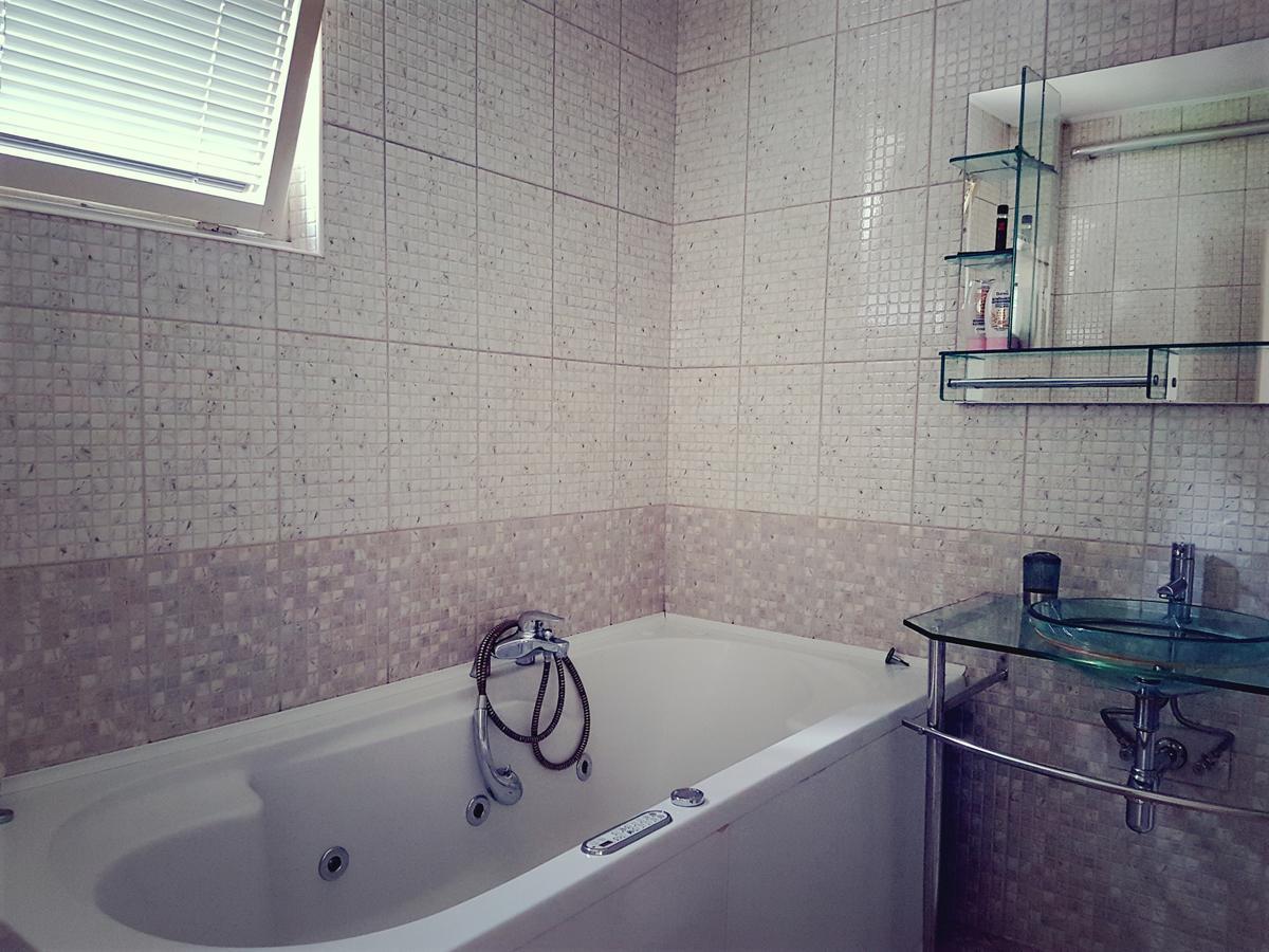 Cosy And Chic... Parking Included Apartment Sarajevo Ngoại thất bức ảnh